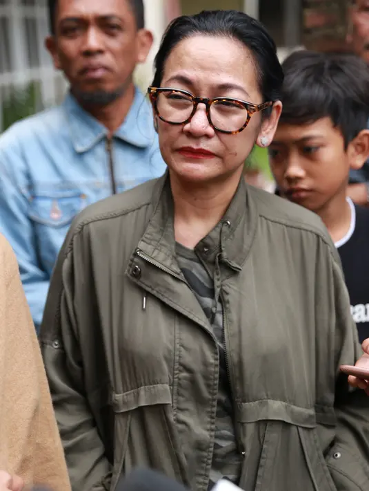 Menurut Cica, lantaran ada anak Yon yang berada di Raja Ampat, almarhum di makamkan pagi ini. "Karena ada putranya yah ditunggu, karena David masih di Raja Ampat," tukas Cica Koeswoyo.  (Adrian Putra/Bintang.com)