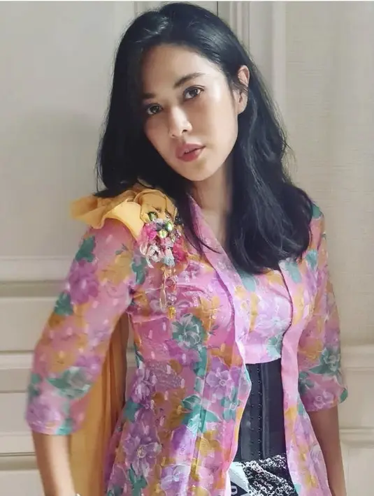 Mengenakan kebaya modern seperti Dian Sastro pun bisa membuatmu tampil beda saat valentine. Cukup kenakan bawahan denim agar tidak terlalu formal. (@therealdisastr)