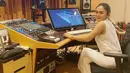 Melalui akun Instagram pribadinya, Yuni Shara terbilang aktif mengunggah gaya penampilannya. Bahkan, penampilannya menggunakan busana serba putih saat di studio rekaman tak lepas dari sorotan netizen. (Liputan6.com/IG/@yunishara36)