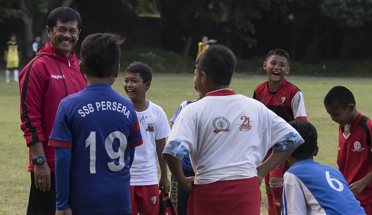 Pelatih Bali United, Indra Sjafri, mencari bakat-bakat pesepak bola muda Tangerang dengan memantau latihan mereka di Lapangan MAN Insan Cendikia, Tangerang, Jumat (8/1/2016). (Bola.com/Vitalis Yogi Trisna)