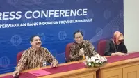 Analisis Transaksi Keuangan (PPATK) Dian Ediana Rae memberikan keterangan kepada wartawan di Ruang Bale Pasundan Gedung Bank Indonesia Wilayah Jawa Barat, Jumat (7/6/2018).