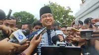 Calon presiden (capres) nomor urut 01 Anies Baswedan saat ditemui wartawan di Masjid Agung Al Azhar, Kebayoran Baru, Jakarta Selatan, Jumat (16/2/2024). (Liputan6.com/Winda Nelfira)