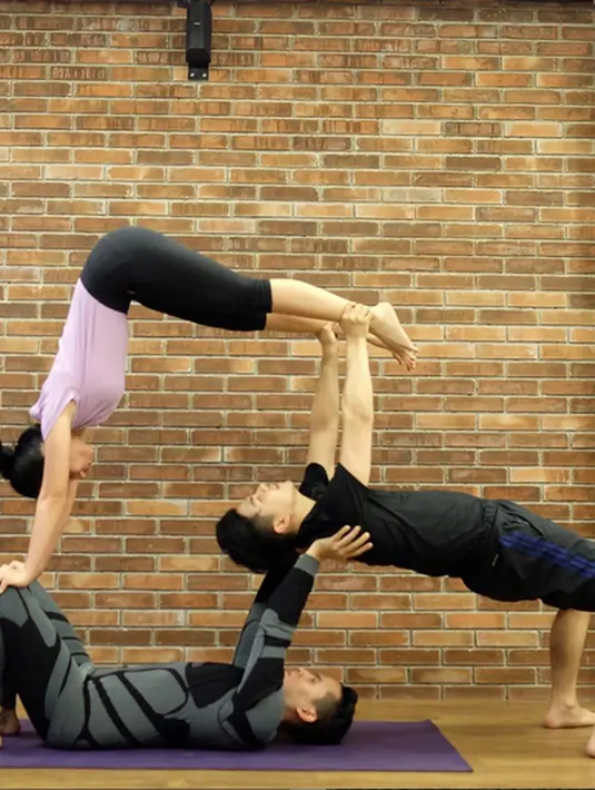 Kalau menurut Chelsea Olivia, gerakan yang satu ini merupakan salah satu gerakan tersulit dalam olahraga acroyoga. (Photo : Instagram)