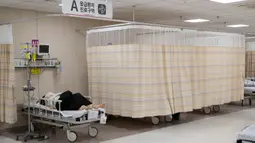 Seorang pasien berbaring di bangsal darurat Rumah Sakit Universitas Nasional Kyungpook di Daegu, Korea Selatan, Rabu (4/3/2020). Hingga pukul 16.00 waktu setempat, jumlah pasien yang terinfeksi virus corona (COVID-19) di Korea Selatan mencapai 5.621 orang. (Xinhua/Lee Sang-ho)