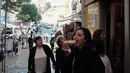 Tak hanya berjalan-jalan saja di ruang publik, Lolita juga tak lupa mencoba kuliner di sana. Gayanya saat menikmati makanan pun curi perhatian. Terlebih tatapan mata Llita yang tak bisa sembunyikan wajah bahagia. (Liputan6.com/IG/@lolitagustine)