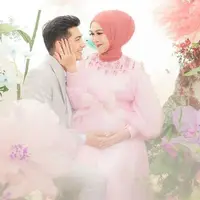 Tampil ala cewek kue, tampilan Ria Ricis pada maternity shoot terlihat dreamy nan manis.