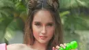 Selain itu, Cinta Laura juga pernah mengenakan corp top off shoulder pink dengan makeup yang cukup artisitik. Gayanya semakin chic dengan tatanan rambut pigtail buns. (Liputan6.com/IG/@claurakiehl)