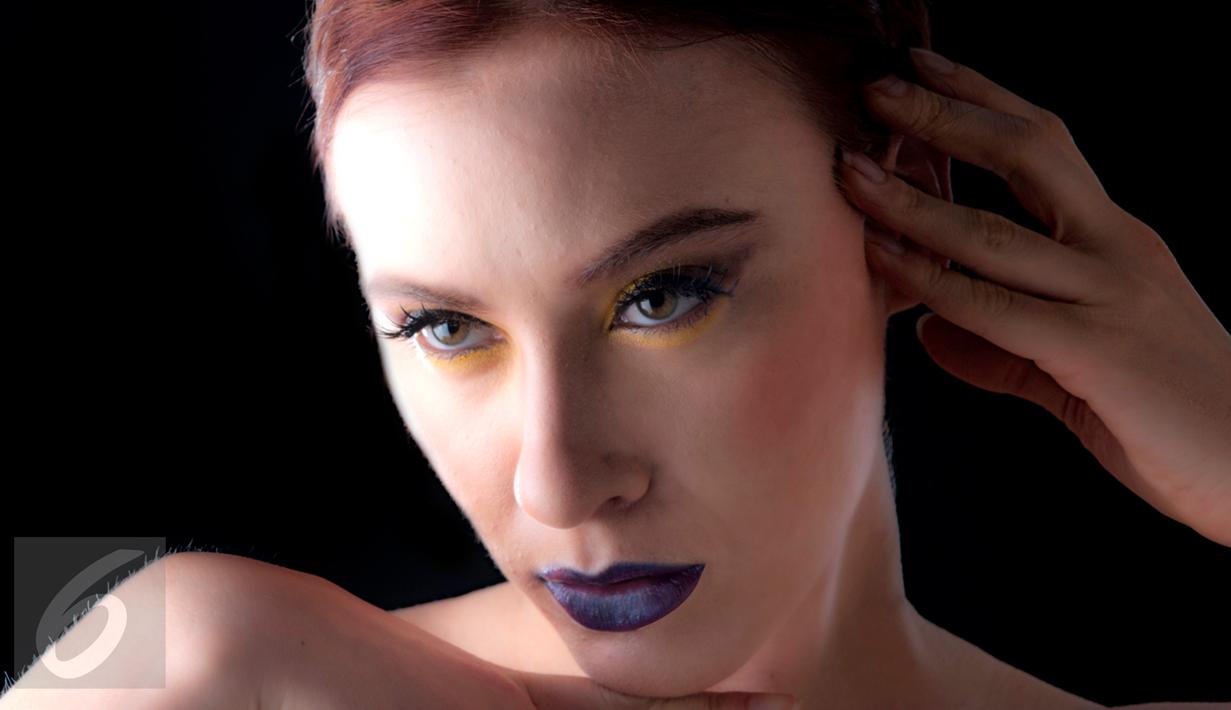 Ingin tampil unik dan edgy? Anda dapat bereksperimen dengan lipstik bernuansa gelap. Anda dapat tampil memukau dengan warna burgundy, ungu ataupun biru tanpa terlihat menyeramkan. (Liputan6.com/Yudha Gunawan)