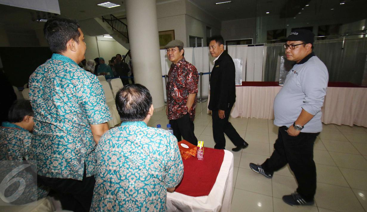 Ketua DKPP RI, Jimly Asshiddiqie berbincang dengan petugas PPS saat memantau pencoblosan Pilkada DKI 2017 di TPS 15 di Rumah Sakit Cipto Mangunkusumo (RSCM) Jakarta Pusat, Rabu (15/2). (Liputan6.com/Helmi Afandi)