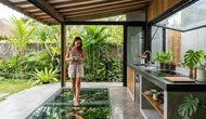 11 Desain Dapur Semi Outdoor dengan Kolam Ikan Mini, Inspirasi Estetik untuk Rumah Minimalis