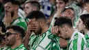 Para fans Real Betis tertunduk lesu setelah timnya kalah dalam laga final UEFA Conference League melawan Chelsea di Tarczynski Arena, Wroclaw, Polandia, Kamis (29/05/2025) dini hari WIB. (AFP/Cristina Quicler)