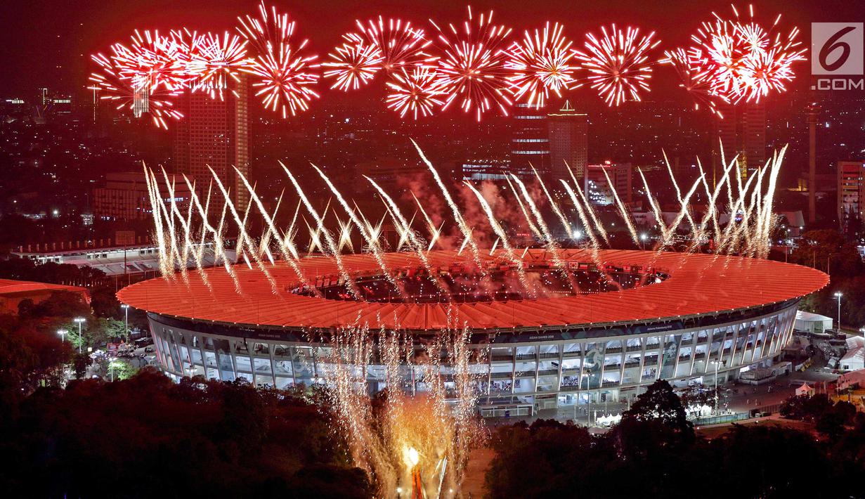 Pemandangan menakjubkan saat pesta kembang api dalam pembukaan Asian Games 2018 di Stadion Utama Gelora Bung Karno (SUGBK), Senayan, Jakarta, Sabtu (18/8). (Bola.com/Iqbal Ichsan)