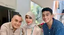 Meski sederhana, kebahagiaan terpancar dari wajah Marini dan suaminya. Keduanya tampak saling melempar senyum sambil menikmati momen spesial bersama keluarga tercinta. Rumah didekor sederhana dengan balon angka 27 dan beberapa balon lainnya. Bintang sinetron Bidadari ini mendapatkan buket bunga special dari suami dan ada momen potong tumpeng bareng bertiga. (Liputan6.com/IG/@marinizumarnisreal)