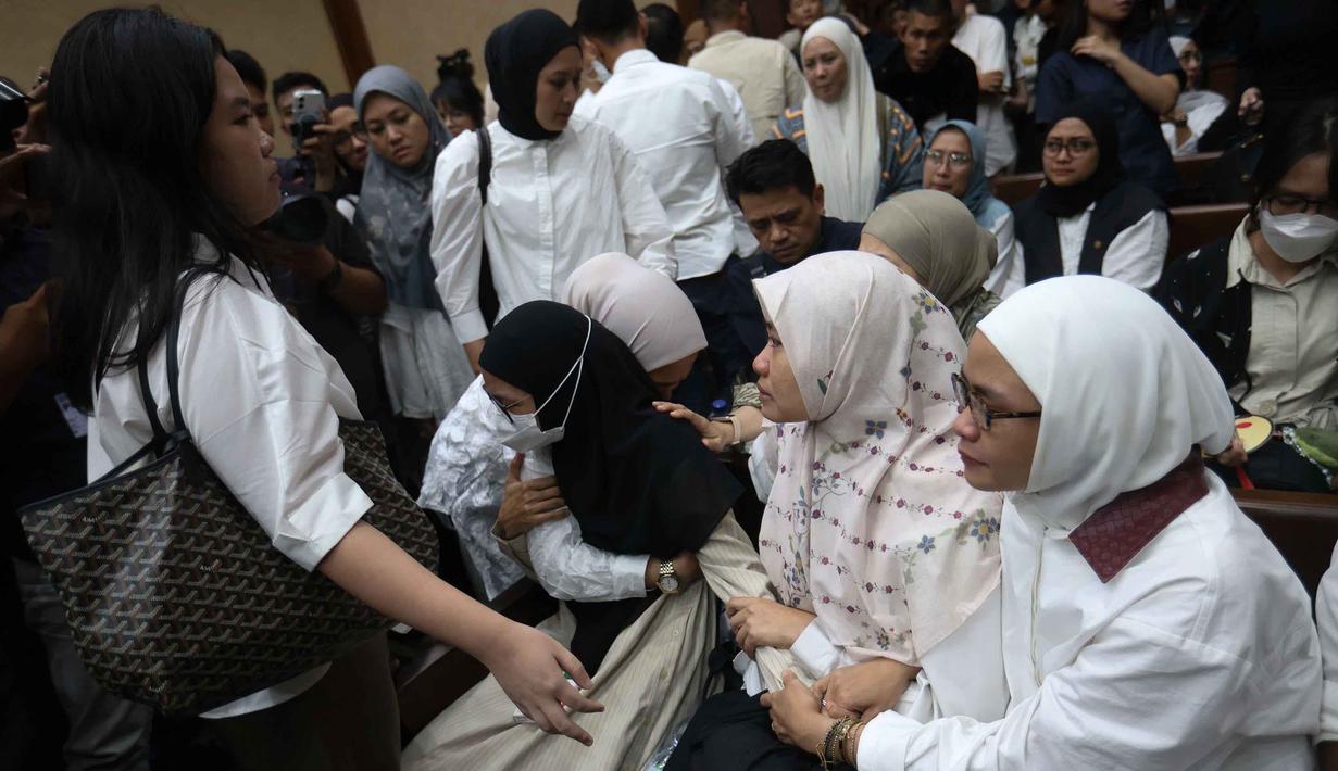 Keluarga dan kerabat mantan konsultan teknologi Kementerian Pendidikan, Kebudayaan, Riset, dan Teknologi (Kemendikbudristek), Ibrahim Arief alias Ibam menangis usai mengikuti sidang pembacaan putusan di Pengadilan Negeri Jakarta Pusat, Selasa (12/5/2026). (Kapanlagi.com/Budy Santoso)