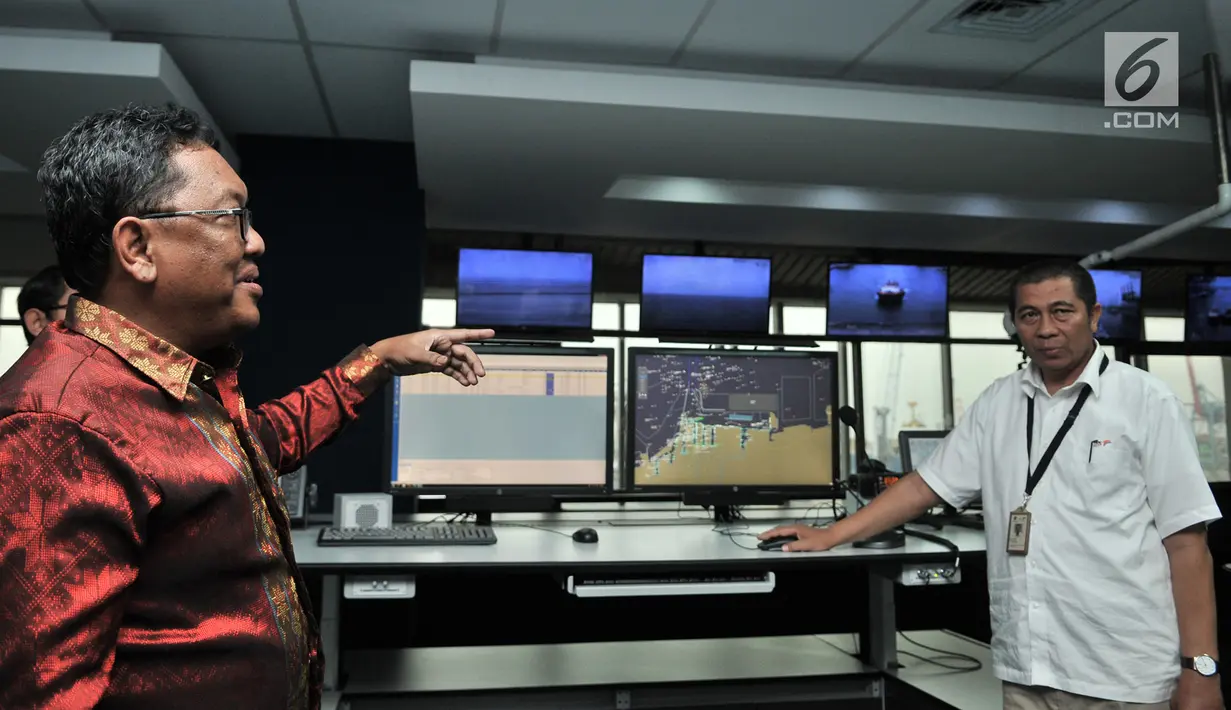 Direktur Operasional dan Sistem Informasi PT Pelindo II/IPC Prasetyadi (kiri) menjelaskan sistem Vessel Traffic System (VTS) di Kantor IPC, Jakarta, Senin (21/1). Sistem VTS dan VMS merupakan langkah digitalisasi pelabuhan. (Merdeka.com/Iqbal Nugroho)