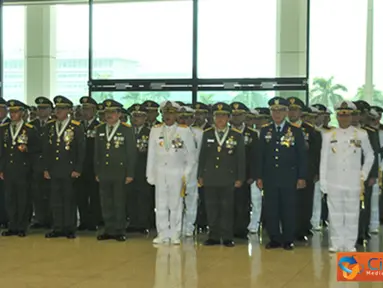 Citizen6, Jakarta: Panglima TNI Laksamana TNI Agus Suhartono, menyematkan tanda kehormatan kepada 105 Perwira Tinggi TNI dalam sebuah upacara militer di Mabes TNI Cilangkap, Jakarta Timur, Kamis (5/7). (Pengirim: Badarudin Bakri).