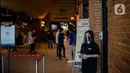 Suasana pada hari pertama kembali dibukanya bioskop CGV Grand Indonesia, Jakarta, Kamis (16/9/2021). Pemerintah memberikan kelonggaran dengan memperbolehkan bioskop buka kembali di wilayah berstatus PPKM level 3 dan 2 dengan kapasitas pengunjung 50 persen. (Liputan6.com/Faizal Fanani)