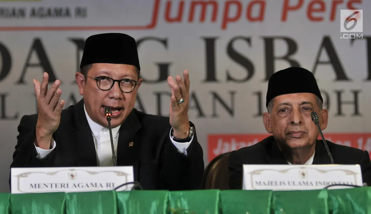 Menteri Agama Lukman Hakim Saiffudin (kiri) saat memberi keterangan hasil Sidang Isbat, Jakarta, Selasa (15/5). Pemerintah menetapkan awal Ramadan pada Kamis, 17 Mei 2018. (Merdeka.com/Iqbal Nugroho)