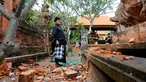 Pemuka agama memantau kerusakan pada bagian candi yang runtuh akibat gempa di Pura Lokanatha, Denpasar, Bali, Selasa (16/7/2019). Gempa Magnitudo 5,8  yang mengguncang Bali tidak menimbulkan korban jiwa, tapi sejumlah bangunan di beberapa kawasan mengalami kerusakan. (AP/Firdia Lisnawati)
