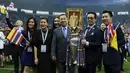 Pemilik Leicester City asal Thailand Vichai Srivaddhanaprabha (3kiri) bersama keluarganya berfoto dengan trofi LIga Inggris di Stadion King Power, Leicester,(7/5/2016). (AFP/Adrian Dennis)