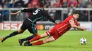 Pemain Bayern Munchen, Robert Lewandowski berebut bola dengan pemain Real Madrid, Raphael Varene pada leg pertama semifinal Liga Champions di Allianz Arena, Rabu (25/4). Real Madrid berhasil menumbangkan Bayern Munchen 2-1. (AP/Matthias Schrader)