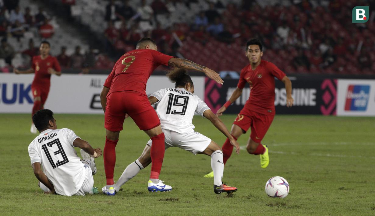 Striker Timnas Indonesia, Beto Goncalves, berusaha merebut bola saat melawan Timor Leste pada laga Piala AFF 2018 di SUGBK, Jakarta, Selasa (13/11). (Bola.com/Yoppy Renato)