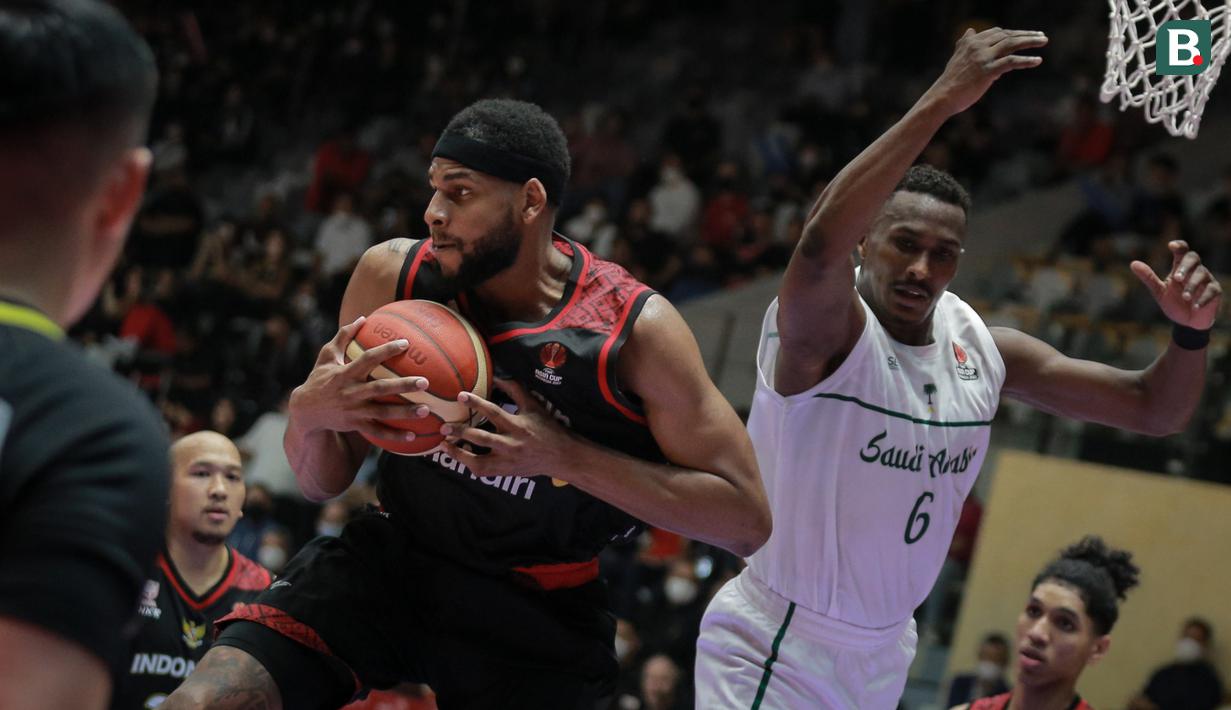 Pebasket Indonesia, Marques Tarell Bolden (kiri) berusaha merebut bola dari pebasket Arab Saudi, Mathna Almarwani saat matchday pertama Grup A FIBA Asia Cup 2022 antara Timnas Arab Saudi melawan Timnas Indonesia di Istora Senayan, Jakarta, Selasa (12/07/2022). (Bola.com/Bagaskara Lazuardi)