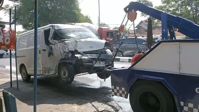 Salah satu kendaraan terlibat tabrakan beruntun dibawa Satlantas Polres Metro Depok di jalan Raya Bogor, Kota Depok.