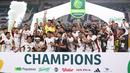 Para pemain dan staff Garudayaksa merayakan gelar juara dengan mengangkat piala setelah mengalahkan PSS Sleman 4-3 lewat adu penalti dalam babak final di Stadion Maguwoharjo, Sleman, pada Sabtu (9/5/2026) malam WIB.