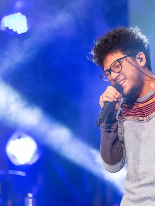 Seperti biasa Kunto Aji menyanyikan single yang bertajuk ‘Sudah Terlalu Lama Sendiri '. Kunto Aji mendapatkan pujian terhadap penonton konser tersebut. (Dezmond Manullang/Bintang.com)