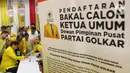 Ketum Golkar Airlangga Hartarto mendaftarkan diri sebagai calon ketua umum Golkar di DPP Partai Golkar, Jakarta, Senin (2/12/2019). Partai Golkar akan melaksanakan Musyawarah Nasional pada 3 Desember 2019 dengan salah satu agendanya pemilihan ketua umum periode 2019-2024. (Liputan6.com/Johan Tallo)