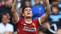 Gelandang Liverpool, Philippe Coutinho, merayakan gol yang dicetaknya ke gawang Middlesbrough pada laga Premier League di Stadion Anfield, Liverpool, Minggu (21/5/2017). (AFP/Paul Ellis)