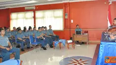 Citizen6, Jakarta: Kadisku Kolinlamil Kolonel  Laut (S) Ida Bagus Rahyudodiputra, memberikan pembekalan bagi perwira korps Suplai Kolinlamil, di Gedung Laut Sulu, Mako Kolinlamil, Tanjung Priok, Jakarta, Senin (23/7). (Pengirim: Kadispen Kolinlamil).
