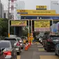 Kepadatan lalu lintas saat penerapan dengan kartu e-Toll di gerbang tol Semanggi 2, Jakarta, Selasa (31/10). Mulai hari ini, pembayaran di jalan tol Indonesia dilakukan sepenuhnya secara nontunai menggunakan uang elektronik. (Liputan6.com/Angga Yuniar)
