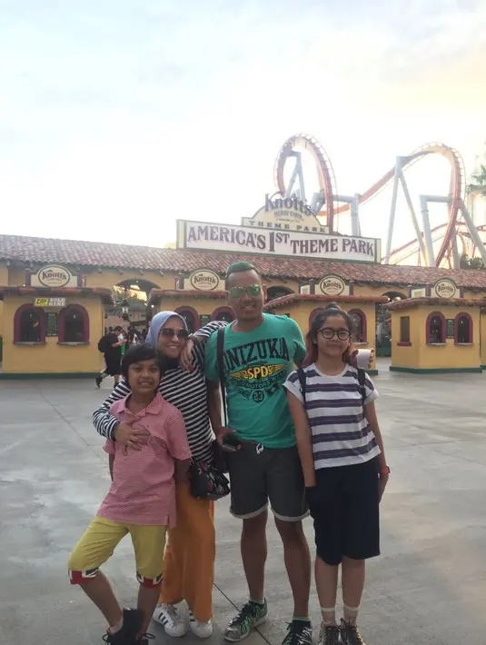 Setelah pertemuan itu, keduanya lantas berkenalan. Meski saat itu keduanya masing-masing telah memiliki kekasih. Perkenalan itu berlanjut hingga akhirnya keduanya resmi pacaran. (dok. Pribadi/Bintang.com)