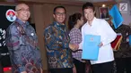 Menpora Imam Nahrawi (tengah) bersama Kepala BKN, Bima Haria Wibisana menyerahkan SK CPNS kepada pebulutangkis Indonesia, Liliyana Natsir di Wisma Kemenpora, Jakarta, Selasa (2/4). 286 atlet berprestasi menerima SK pengangkatan sebagai CPNS di lingkungan Kemenpora. (Liputan6.com/Helmi Fithriansyah)