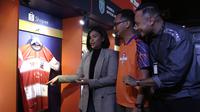 COO Madura United, Annisa Zhafarina, bersama perwakilan Shopee dan EMTEK melihat jersey usai konferensi pers launching official merchandise 5 klub di Holywings, Jakarta, Selasa (23/7). Shoppe hadirkan official merchandise dari 5 klub Liga 1.