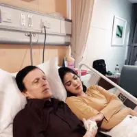 Alice Norin sedang menemani ayahnya yang dirawat di rumah sakit akibat terkena amoeba (Instagram/@alicenorin)