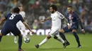 Bek Real Madrid, Marcelo (Tengah) berusaha melewati bek PSG, Marquinhos (kiri) pada pertandingan Grup A Liga Champions di stadion Santiago Bernabeu, Spanyol (26/11/2019). Real Madrid bermain imbang 2-2 atas PSG. (AP Photo/Manu Fernandez)