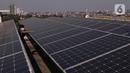Pekerja melakukan pengecekan panel surya di atas gedung di kawasan Jakarta, Senin (31/8/2020). Pemerintah tengah menyiapkan peraturan presiden terkait energi baru terbarukan dan konservasi energi agar target 23 persen bauran energi di Indonesia bisa tercapai pada 2045. (Liputan6.com/Angga Yuniar)