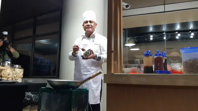 Ketua KPK Firli Bahuri memasak, Senin (20/1/2020).
