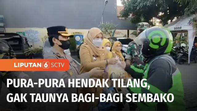 Cara unik dilakukan polisi saat membagikan paket sembako di Surabaya, Jawa Timur. Pengendara sepeda motor dibelokkan ke Kantor Polsek seolah hendak ditilang.