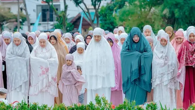 Kahiyang Ayu dan Selvi Ananda Shalat Idul Adha