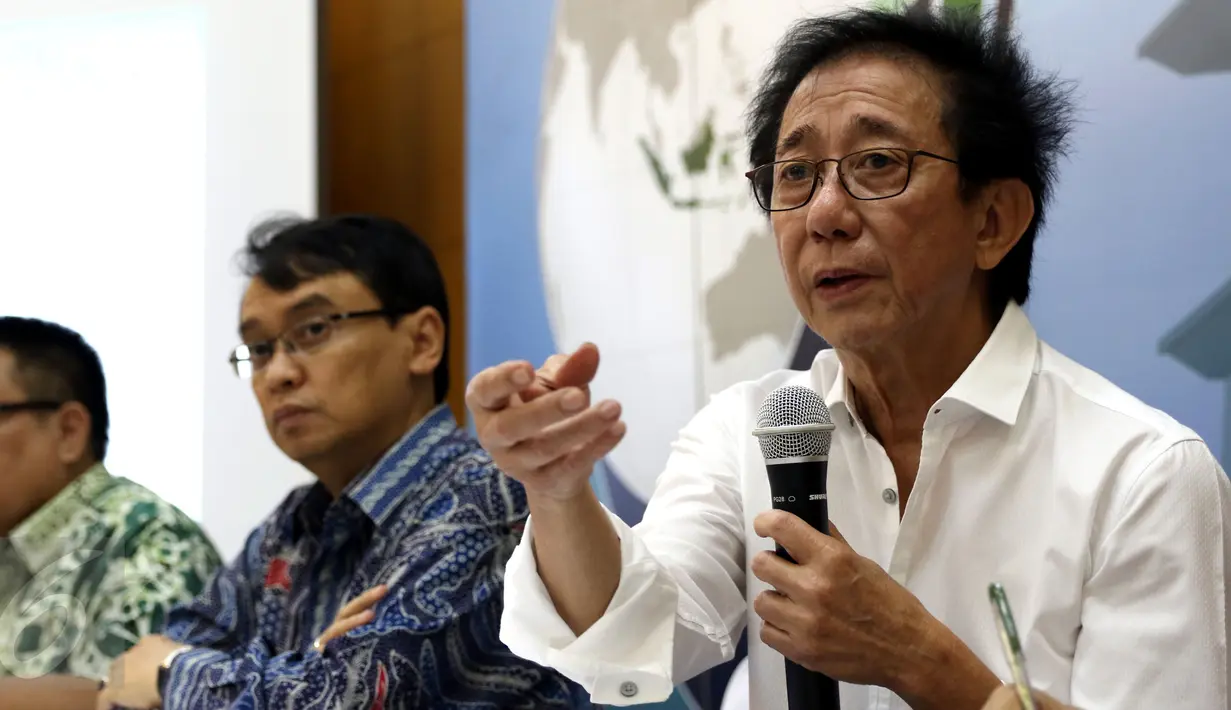 Direktur PT Sido Muncul, Irwan Hidayat (kanan) menjawab pertanyaan terkait produk Sido Muncul yang diberi label 'Prop 65 Warning' oleh Negara Bagian California, Jakarta, Kamis (14/8/2015). (Liputan6.com/Yoppy Renato)