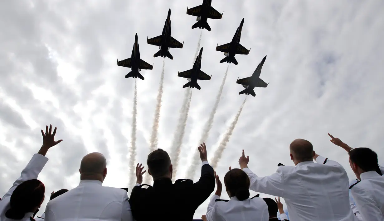 Jet tempur Angkatan Laut AS Blue Angels melakukan atraksi saat upacara wisuda Lulusan US Naval Academy di Annapolis, Maryland, (26/5). Akademi ini mendidik perwira Angkatan Laut dan Korps Marinir Amerika Serikat. (AP Photo / Patrick Semansky)