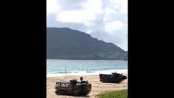 Kendaraan tempur amphibi, Landing Vehicle Tracked (LVT)-7 milik Korps Marinir TNI-AL dan Amphibious Assault Vehicle (AAV) milik US Marines Corps mendarat di Pantai Pyramid Rock, Marine Corps Base Hawaii, (29/7/2014), (ANTARA FOTO/M Risyal Hidayat)