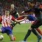 Aksi pemain Arsenal, Mesut Ozil (kanan) melepaskan tembakan saat di adang pemain Atletico, Jose Maria Gimenez pada semifinal Liga Europa di Wanda Metropolitano stadium, Madrid, (3/5/2018). Atletico menang 1-0. (AP/Francisco Seco)