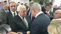 Presiden Palestina Mahmoud Abbas berjabat tangan dengan Perdana Menteri Israel Benjamin Netanyahu pada pemakaman mantan Presiden Israel Shimon Peres di Yerusalem, Jumat (30/9). Peres meninggal dunia karena terkena stroke di usia 93 tahun. (REUTERS)