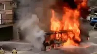 Sebanyak 8 bus umum dan 2 truk dibakar sepanjang ruas jalan di Brasil. (Liputan 6 SCTV)