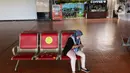 Penumpang beraktivitas di area Bandara Soekarno-Hatta, Tangerang, Jumat (24/7/2020). Senior Manager Branch Communication and Legal Bandara Soetta Febri Toga Simatupang mengatakan di bulan Juli, jumlah pergerakan penumpang rata-rata per hari mencapai 30.000 orang. (Liputan6.com/Immanuel Antonius)